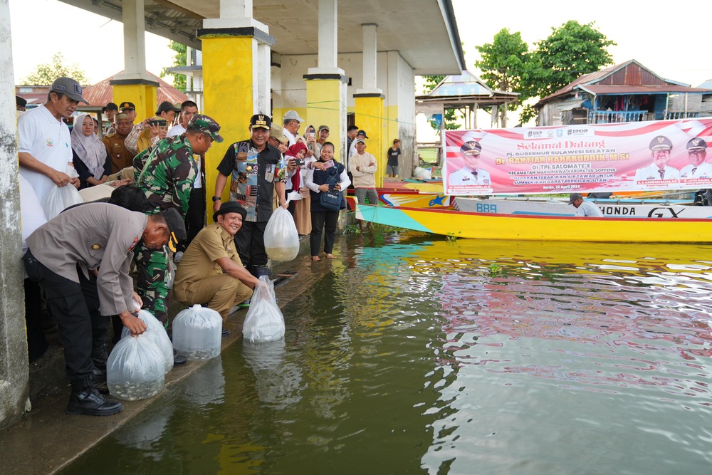 Penjabat Gubernur Sulsel Kunjungi Soppeng, Tebar 160 Ribu Benih Ikan di Salomate