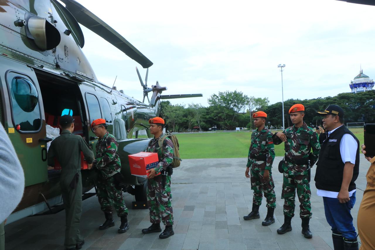 TNI AU Melaksanakan Pendistribusian Bantuan Korban Banjir dan Tanah Longsor di Belopa Kabupaten Luwu Sulsel