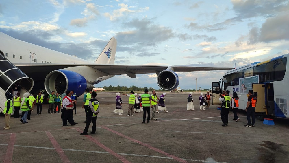 Danlanud Sultan Hasanuddin Terjun Langsung Bantu Proses Evakuasi Pesawat JCH Kloter 5 Embarkasi Makassar Yang Mengalami Kerusakan Mesin Saat Lepas Landas