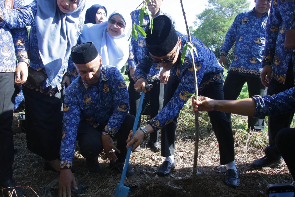 Pj Gubernur Prof Zudan Canangkan Gerakan Sulsel Menanam, Satu Pohon Tiap KK 