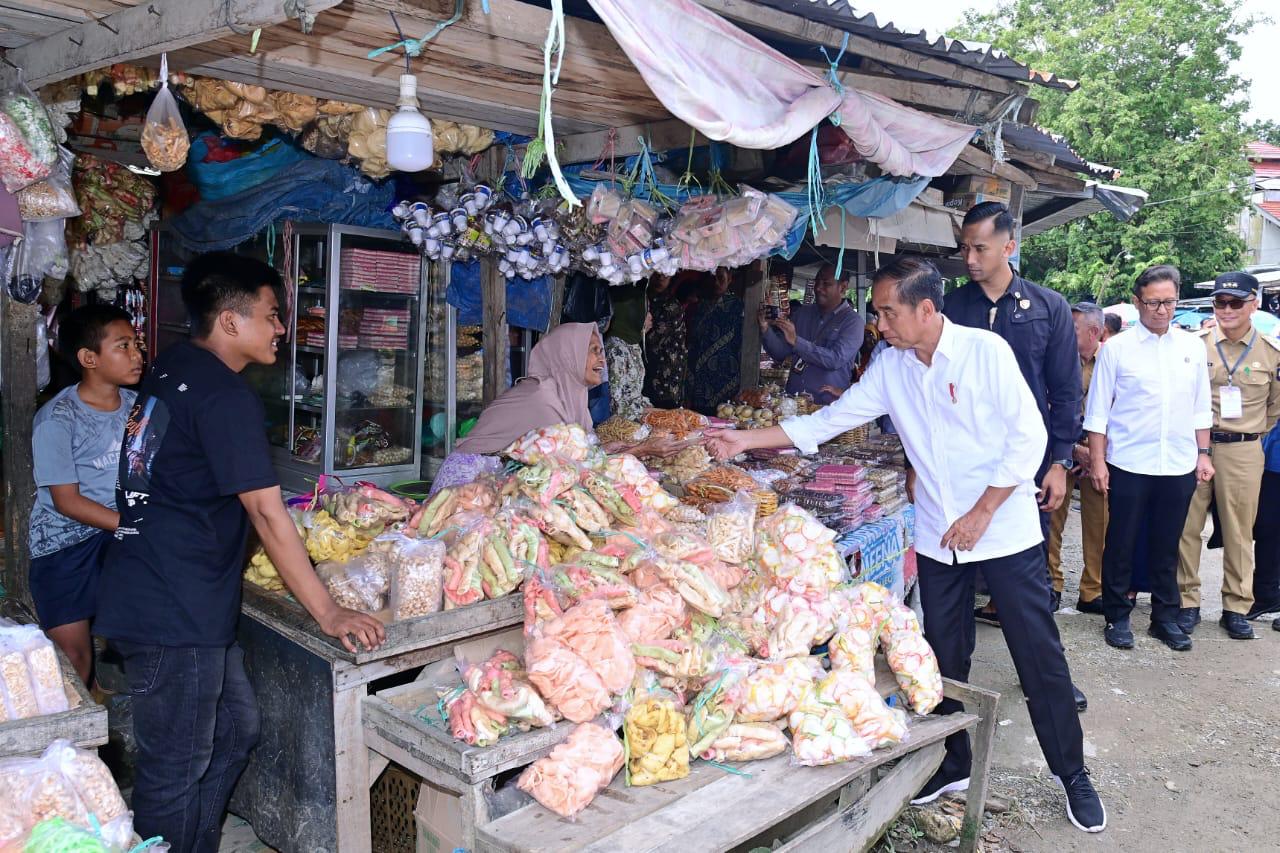 Presiden dan Ibu Iriana Cek Harga Bahan Pokok di Pasar Sentral Palakka