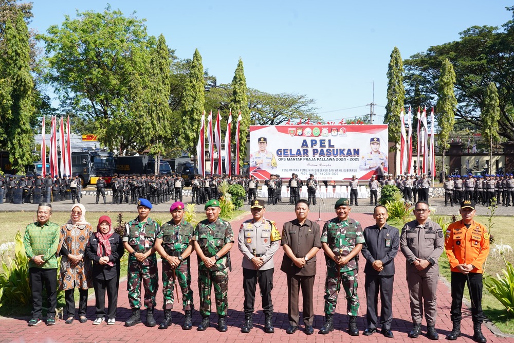 Pangdam XIV/Hsn Bersama Forkopimda Sulsel Hadiri Apel Gelar Pasukan Operasi Kepolisian Mandiri Kewilayahan Mantap Praja Pallawa 2024-2025