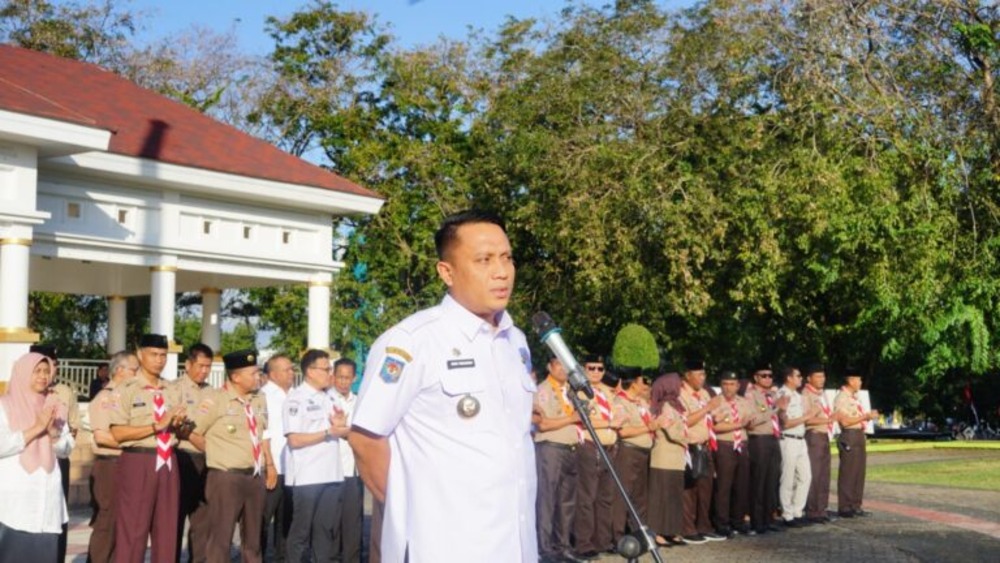 Pj. Bupati Bone Andi Winarno Eka Putra, S.STP., M.H., Memimpin Apel Perdana Pasca pelantikannya Sebagai Penjabat Bupati Bone Dilapangan Merdeka Kabupaten Bone