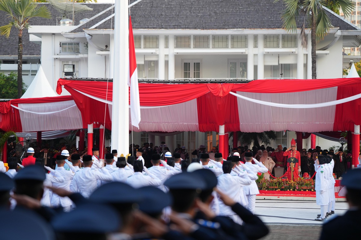 Pimpin Upacara Penurunan Bendera HUT Kemerdekaan, Pj Gubernur Sulsel : Mari Kita Teladani Nilai Perjuangan Pahlawan