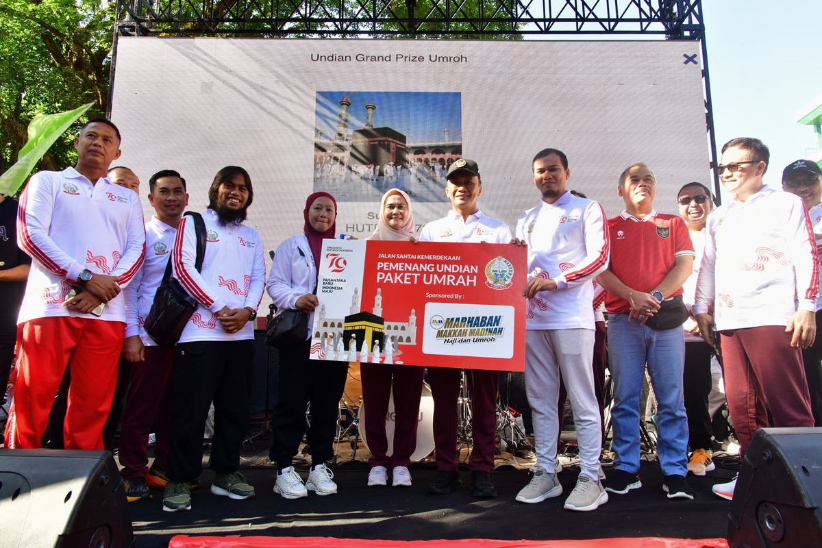 Peserta Tumpah Ruah, IRT Raih Hadiah Umroh di Jalan Santai HUT Kemerdekaan yang Digelar Pemprov Sulsel