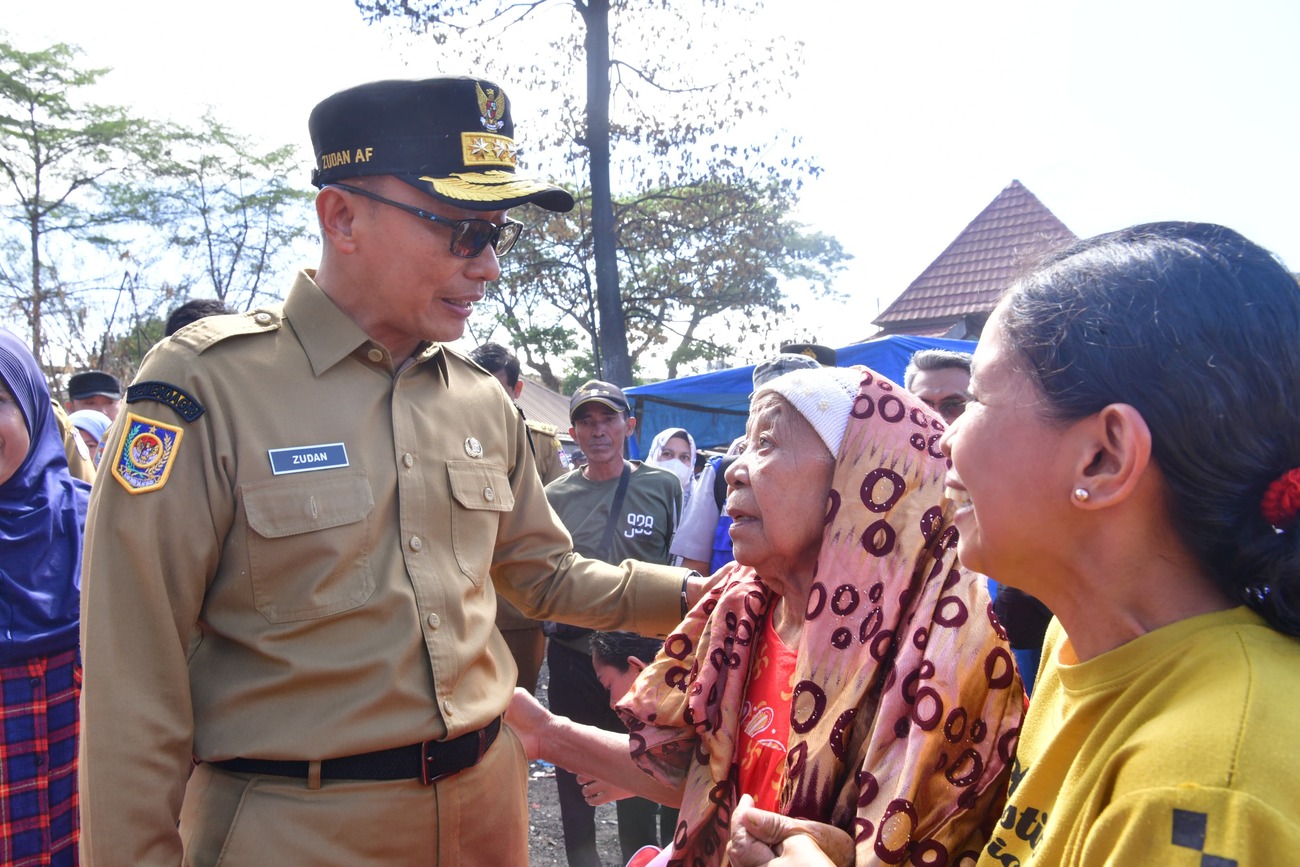 Prihatin dan Berduka atas Musibah Kebakaran di TPA Antang, Pj Gubernur Prof Zudan Salurkan Bantuan kepada Korban