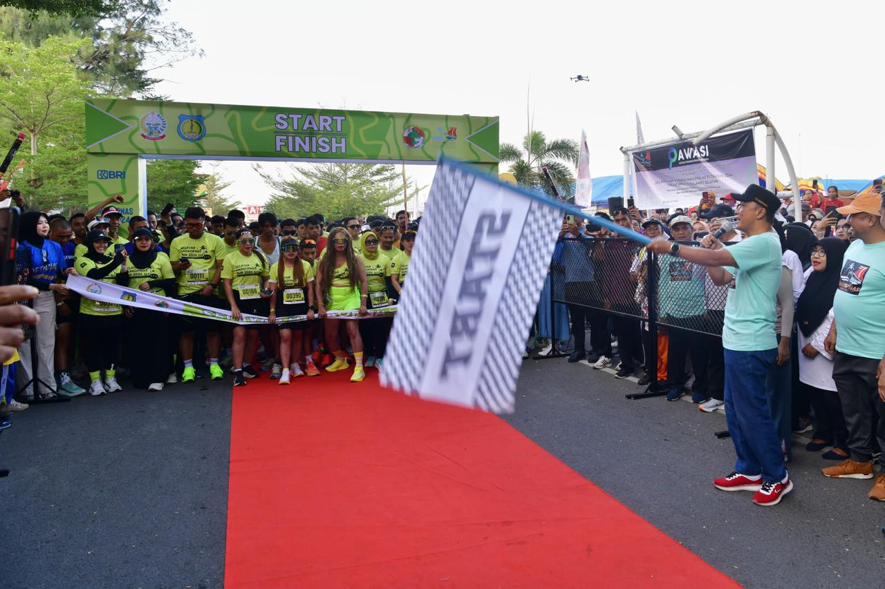 Dilepas Pj Gubernur Sulsel Prof Zudan, Ribuan Peserta Ikuti Jalan Santai dan Selayar Harkopnas Run 2024