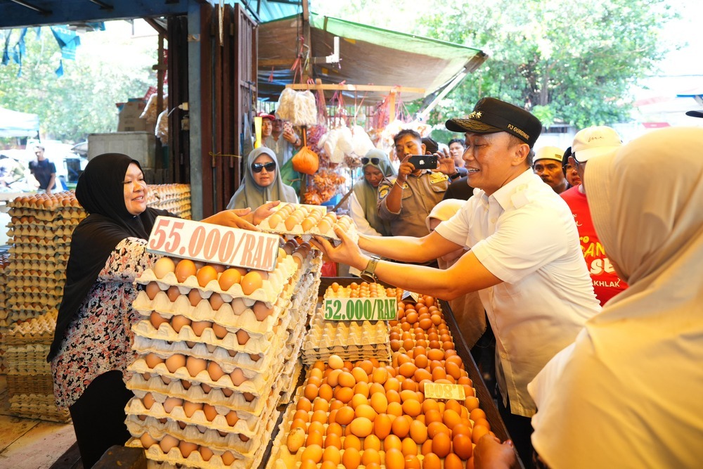 Kunjungi Pasar Pannampu Makassar, Pj Gubernur Prof Zudan Pastikan Harga Bahan Pokok Stabil dan Terkendali