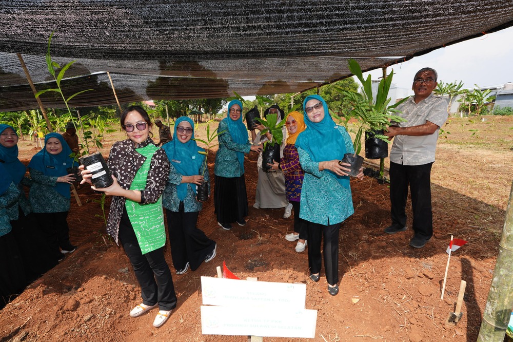 Pj Ketua TP PKK Sulsel Ninuk Triyanti Zudan Resmikan Taman Herbal Makassar