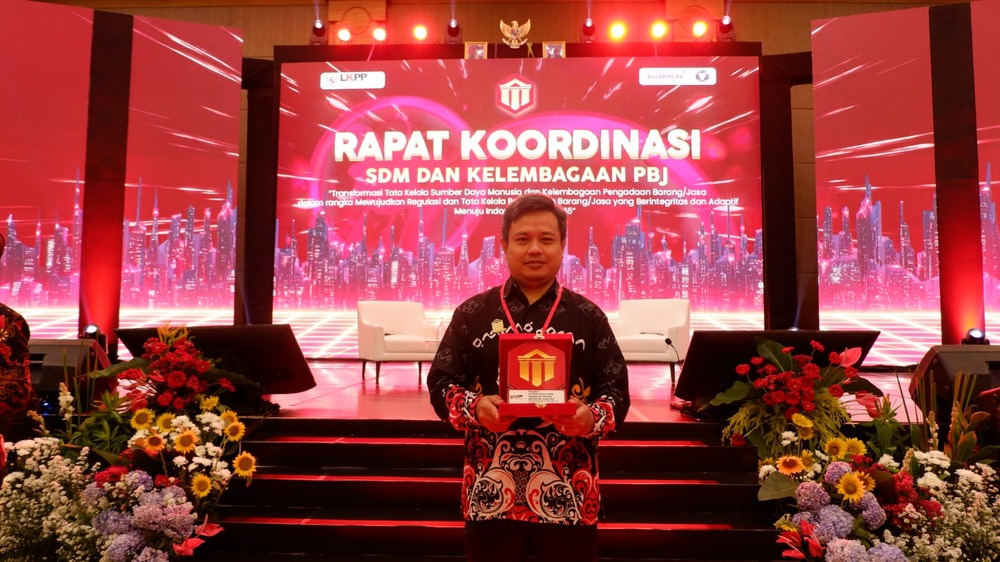 Berkat Inovasi Market Place BajuBodo, Kasman Raih Penghargaan Kepala UKPBJ Berprestasi Tingkat Nasional Tahun 2024