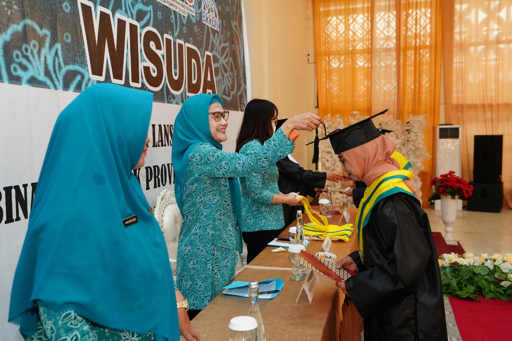 Ninuk Zudan Hadiri Wisuda Sekolah Lansia Ininnawa Binaan PKK Sulsel