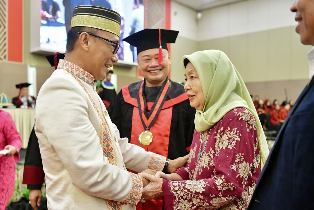 Orasi Ilmiah di Universitas Patompo, Pj Gubernur Prof Zudan Tekankan Bakti Anak Pada Orang Tua