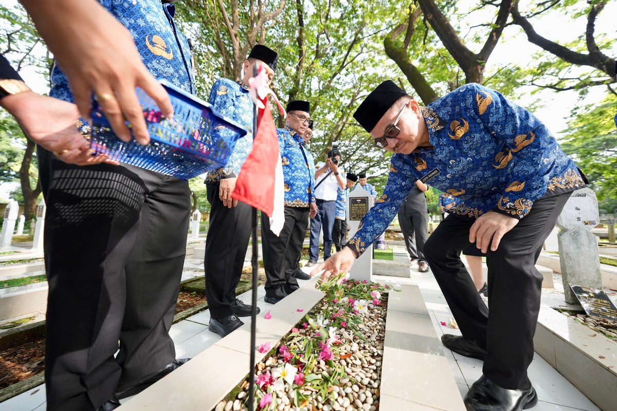 Sambut HUT KORPRI ke-53, Jufri Rahman Ziarah ke Taman Makam Pahlawan Panaikang