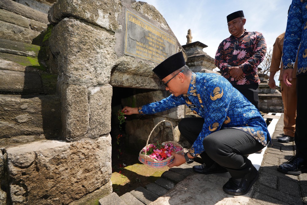 HUT Korpri, Pj Gubernur Sulsel Prof Zudan Ziarahi Makam Ulama, Raja dan Sultan Hasanuddin