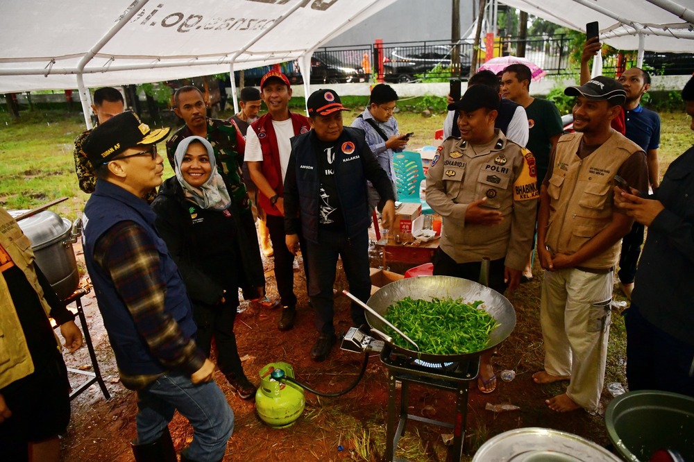 Prof Zudan Tinjau Lokasi Pengungsian Akibat Banjir, Dapur Umum Siap Layani Kebutuhan Makanan Pengungsi