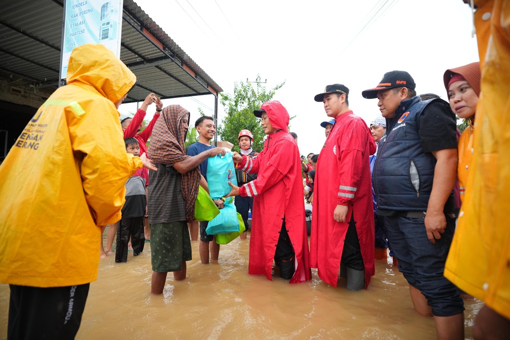 Kunjungi Lokasi Banjir di Pangkep, Pj Gubernur Sulsel Prof Zudan Pastikan Warga Terdampak Tertangani dengan Baik