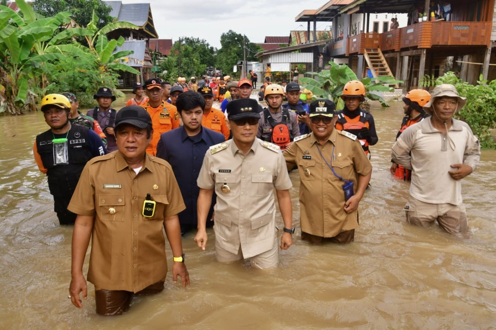 Pj Gubernur Prof Zudan Tinjau Lokasi Banjir di Soppeng, Serahkan Bantuan untuk Warga Terdampak