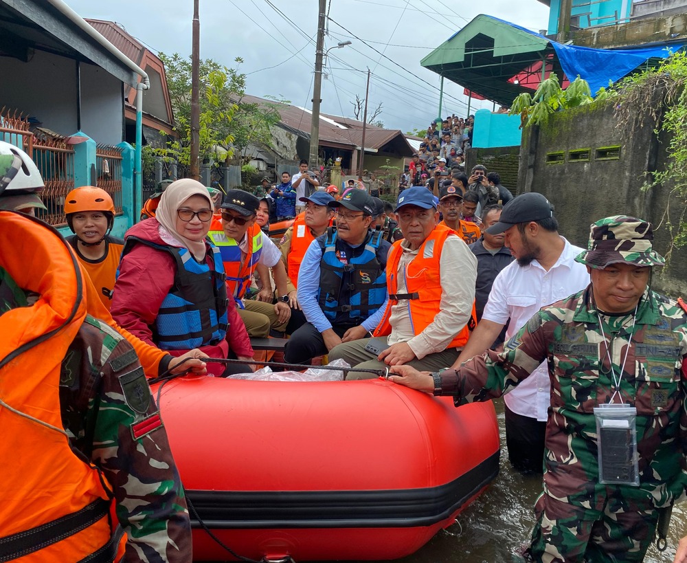 Pj Gubernur Prof Zudan Dampingi Mensos RI Pantau Banjir di Makassar