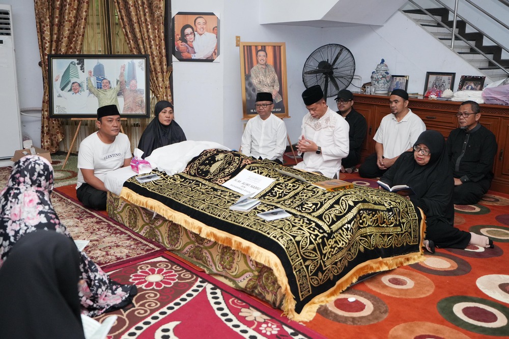 Melayat ke Rumah Duka HM Alwi Hamu, Prof Fadjry Djufry: Beliau Banyak Berkontribusi untuk Kemajuan Sulsel