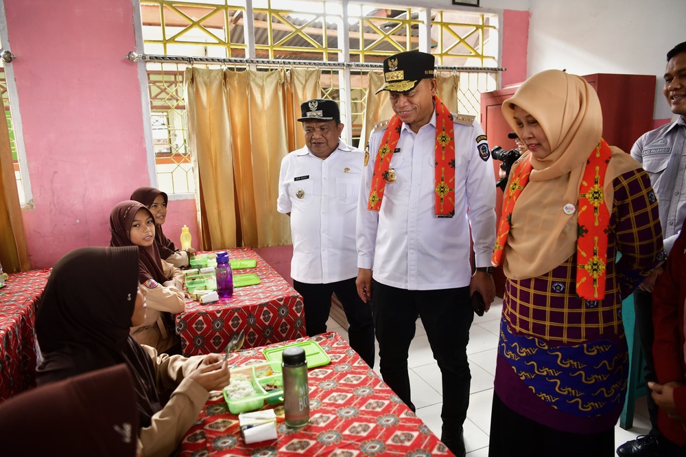 Setelah Palopo, Pj Gubernur Prof Fadjry Djufry Uji Coba Makan Bergizi dan Pemeriksaan Kesehatan Gratis di Kabupaten Luwu