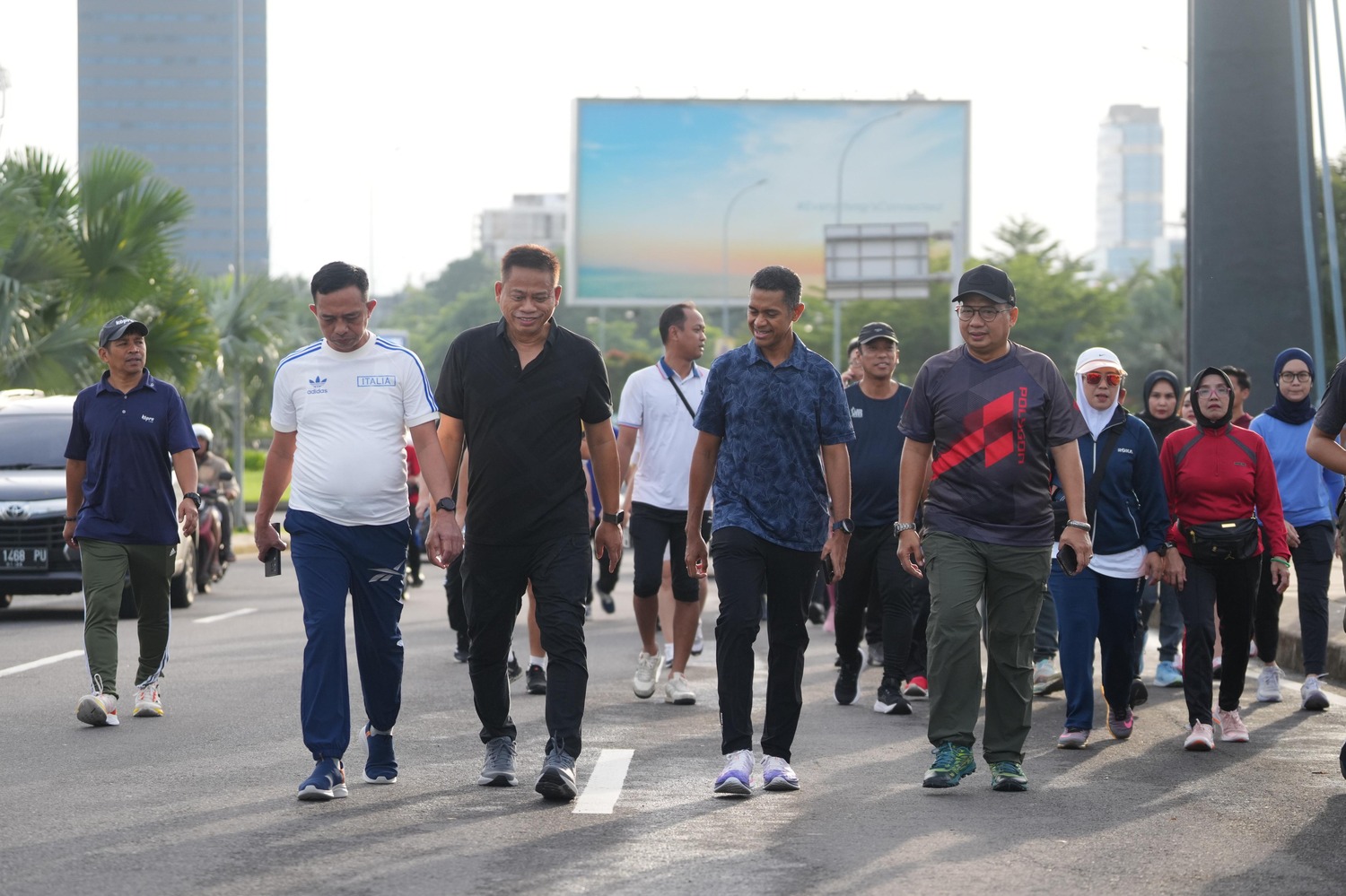 Pererat Silaturahmi, Pj Gubernur Sulsel Prof Fadjry Djufry Jalan Sehat Bersama Regional CEO Bank Mandiri