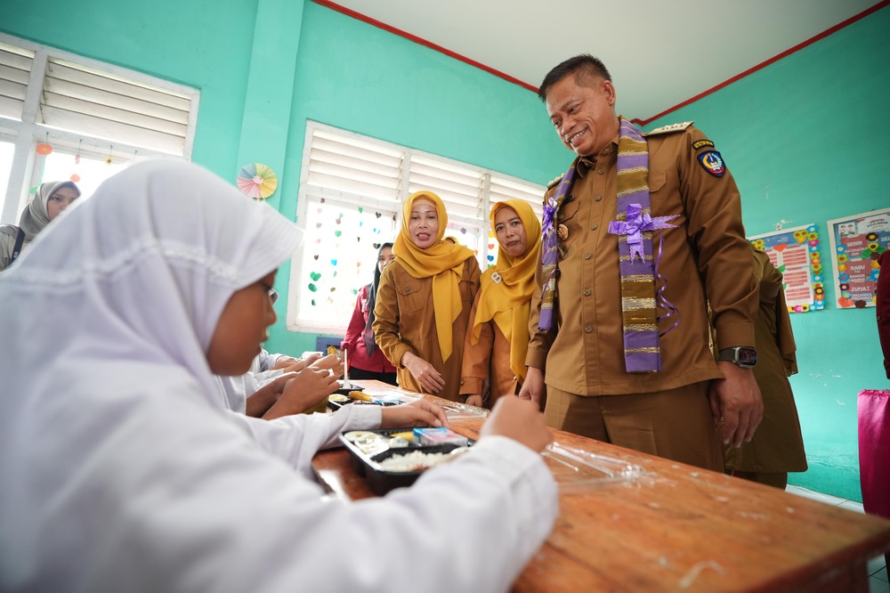 Sukseskan Program Prioritas Presiden Prabowo, Prof Fadjry Djufry Pastikan Program Makan Bergizi Gratis di 8 Kabupaten Berjalan Lancar