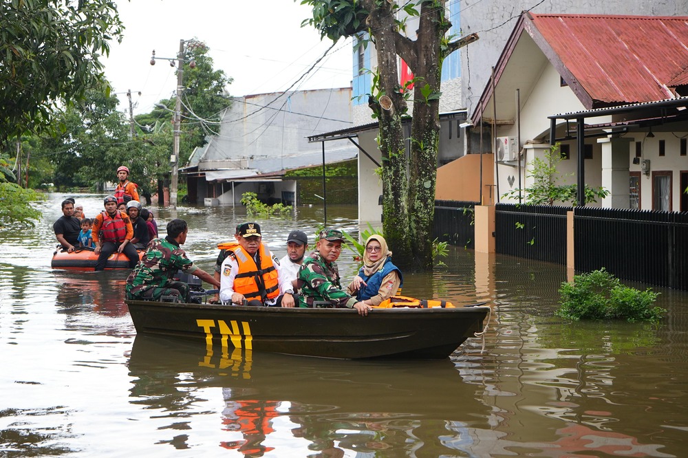 Tinjau Lokasi Banjir di Makassar, Prof Fadjry Djufry Harap Ada Solusi Permanen untuk Warga Terdampak