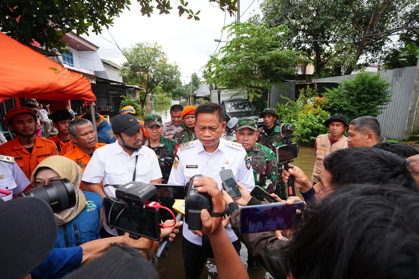 Batal Hadiri Peringatan HUT ke-65 Kabupaten Pangkep, Prof Fadjry Djufry Ucapkan Selamat dari Lokasi Banjir di Makassar