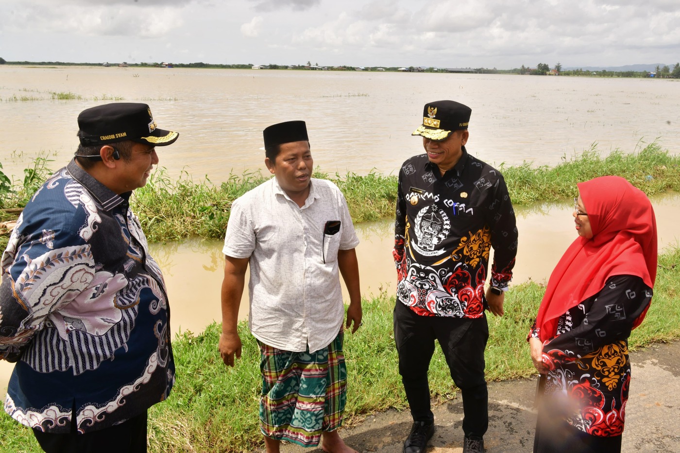 Pj Gubernur Prof Fadjry Djufry Kunjungi Korban Terdampak Banjir di Maros, Siapkan Bantuan Benih untuk Petani Jika Terjadi Puso