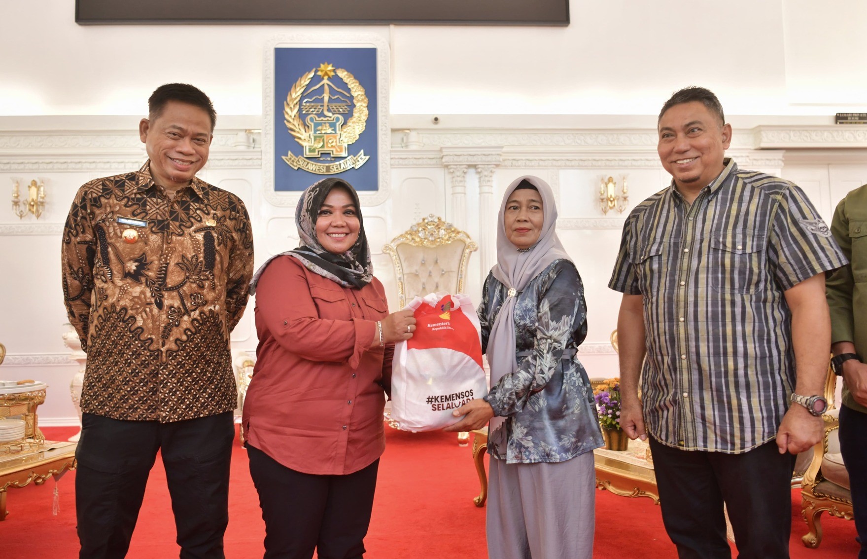 Pj Gubernur Prof Fadjry Djufry Dampingi Direktur PSKBA Kemensos Serahkan 3.000 Paket Bantuan untuk Korban Banjir di Sulsel