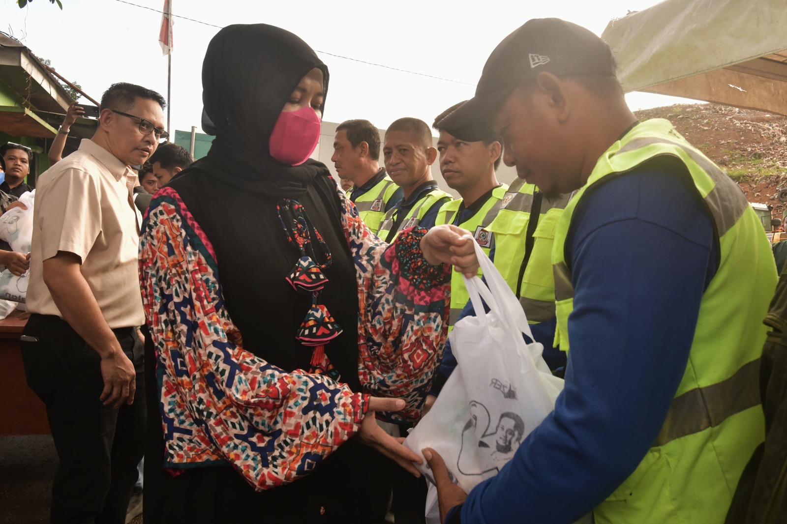 Berkah Ramadan, Wagub Sulsel Bagikan Ratusan Sembako untuk Pekerja di TPA Tamangapa