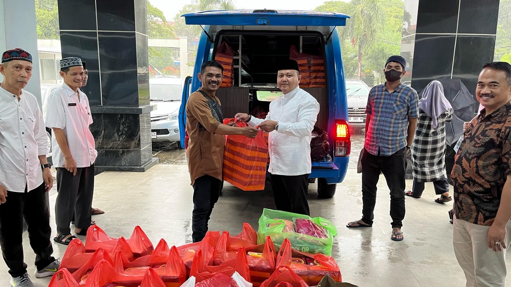 Dinas Perpustakaan dan Kearsipan melalui UPT. Perpustakaan Prov.SulSel Berbagi Takjil dan Pakaian Layak Pakai untuk Kaum Dhuafa