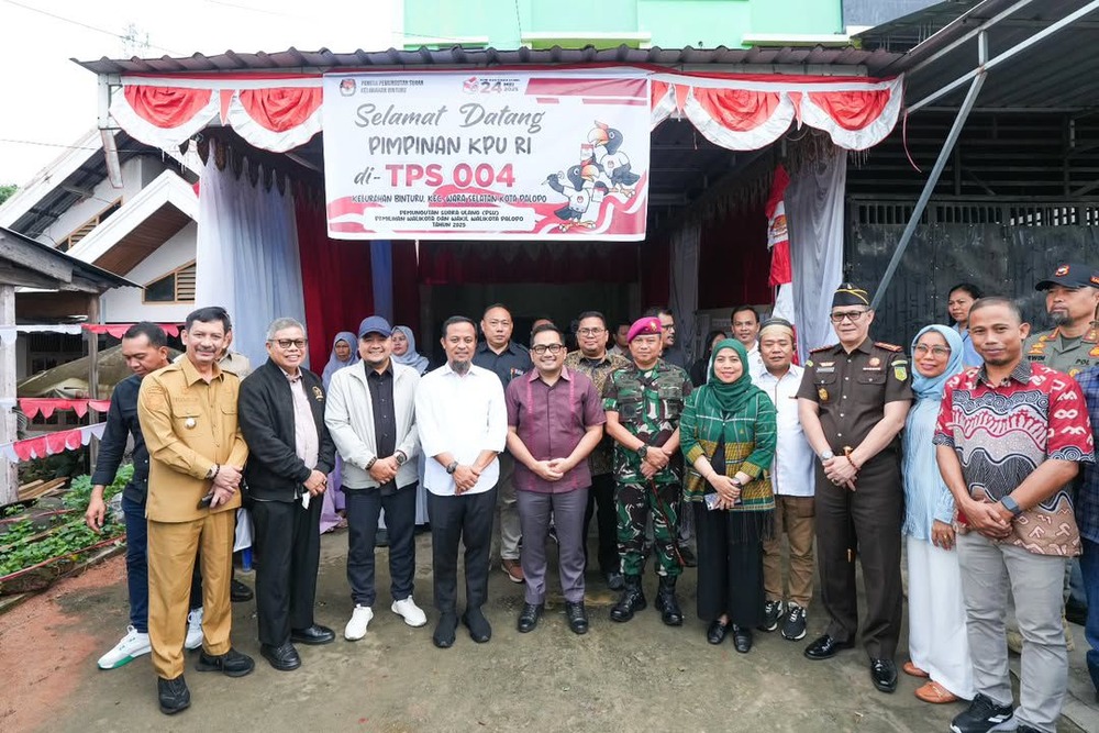Gubernur Sulsel Tinjau Langsung Proses Pencoblosan PSU di Kota Palopo