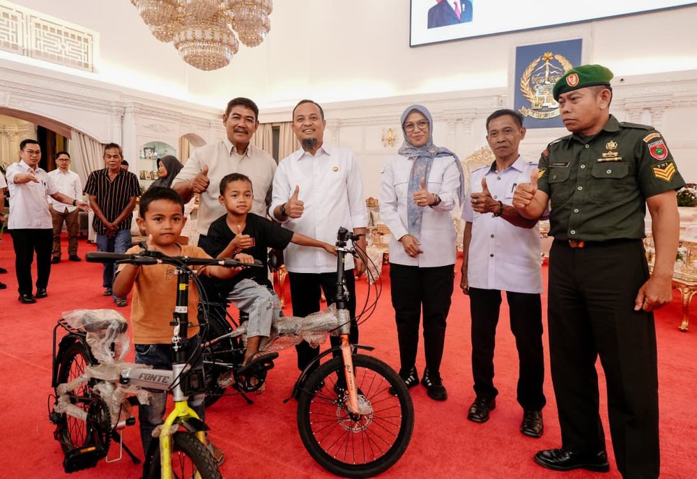 Dua Bocah Asal Gowa Pemungut Sisa Kue Viral, Kini Dihadiahi Sepeda oleh Gubernur Sulsel