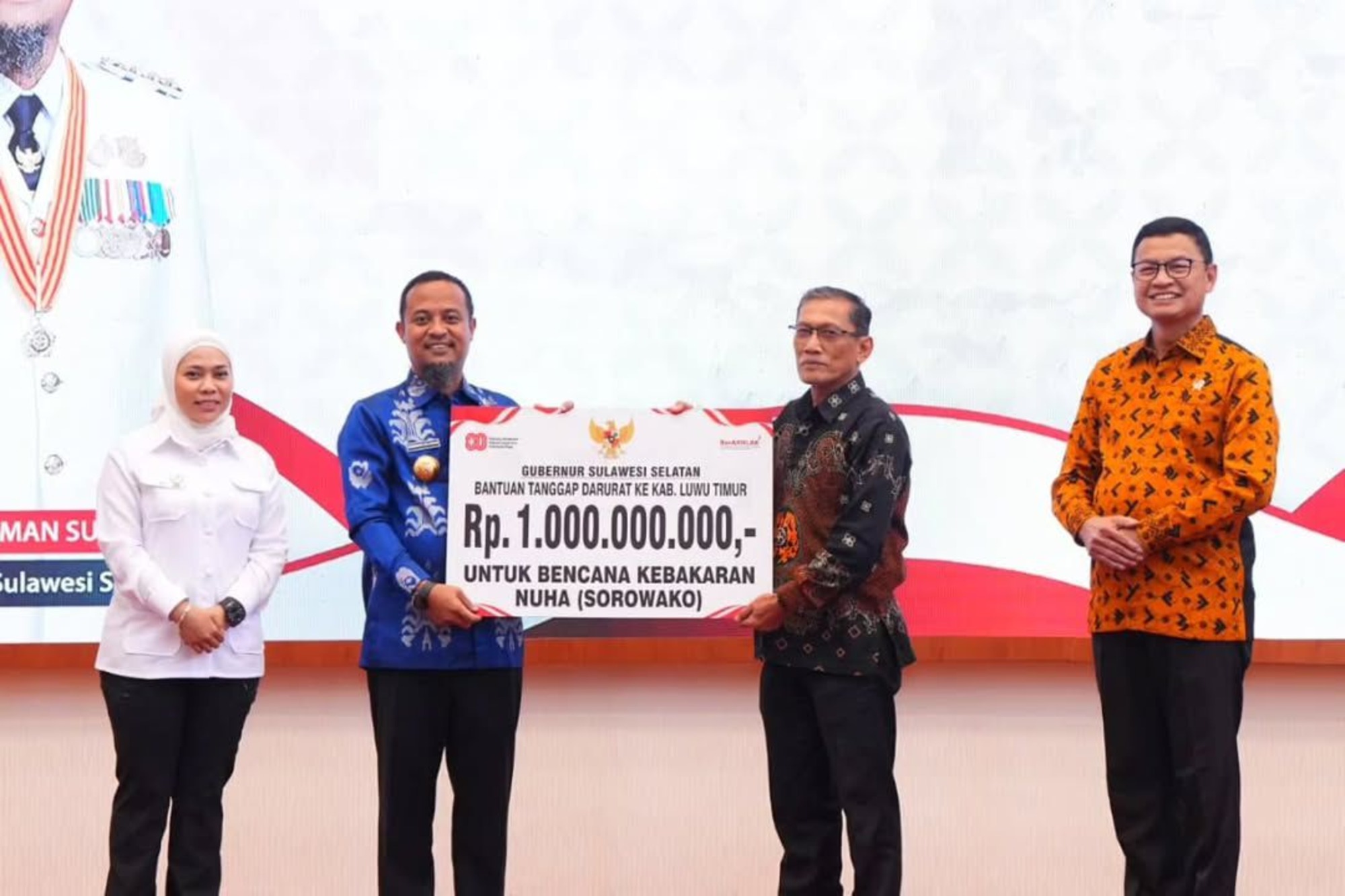 Gubernur Sulsel Serahkan Bantuan Rp1 Miliar untuk Korban Kebakaran di Sorowako