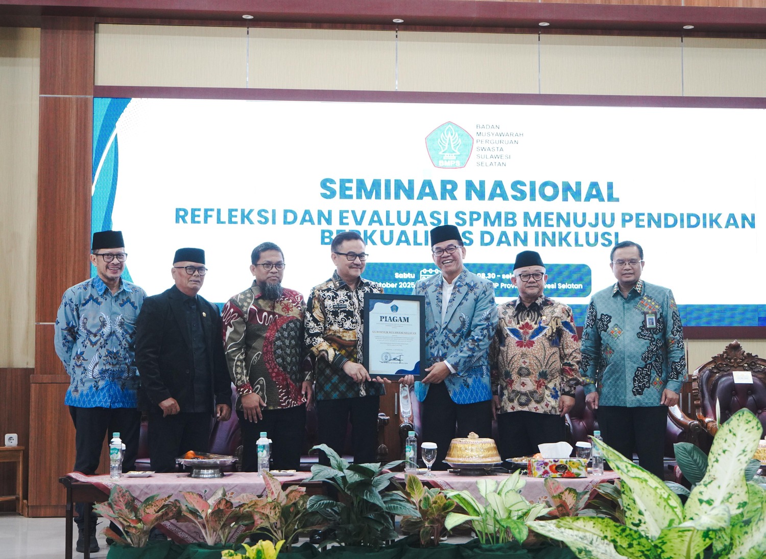Sekda Sulsel Hadiri Seminar Nasional Evaluasi SPMB, Gubernur Diganjar Penghargaan Atas Dukungan pada Sekolah Swasta