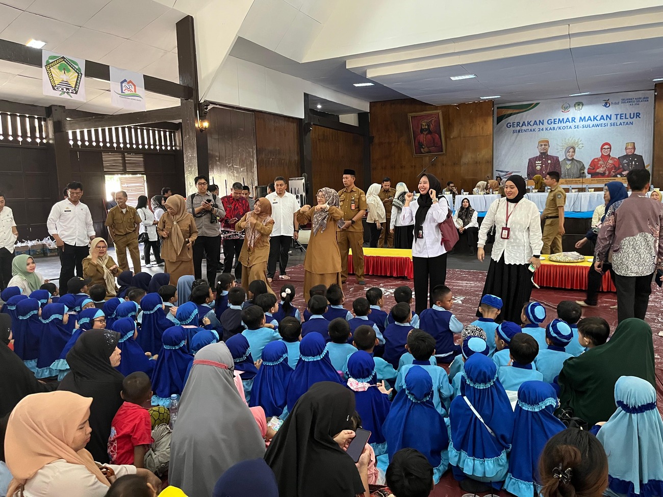 GEMAR Warnai HUT ke-356 Sulsel, 10.000 Anak Serentak Makan Telur