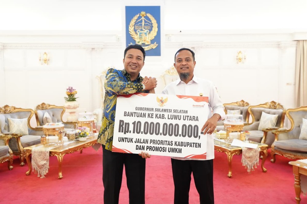 Gubernur Sulsel Serahkan Bantuan Rp10 Miliar untuk Luwu Utara, Lanjutkan Pembangunan Seko