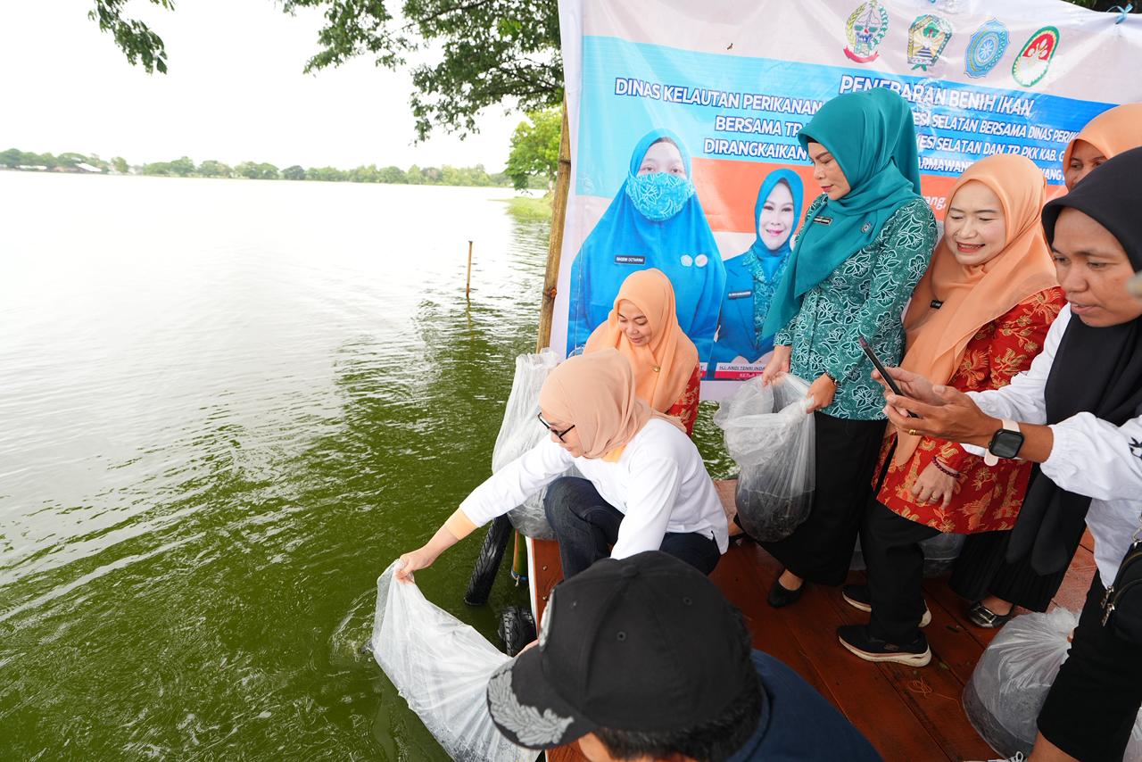Ketua DWP Sulsel Bersama Warga Tebar 50 Ribu Benih Ikan di Danau Mawang untuk Perkuat Ketahanan Pangan