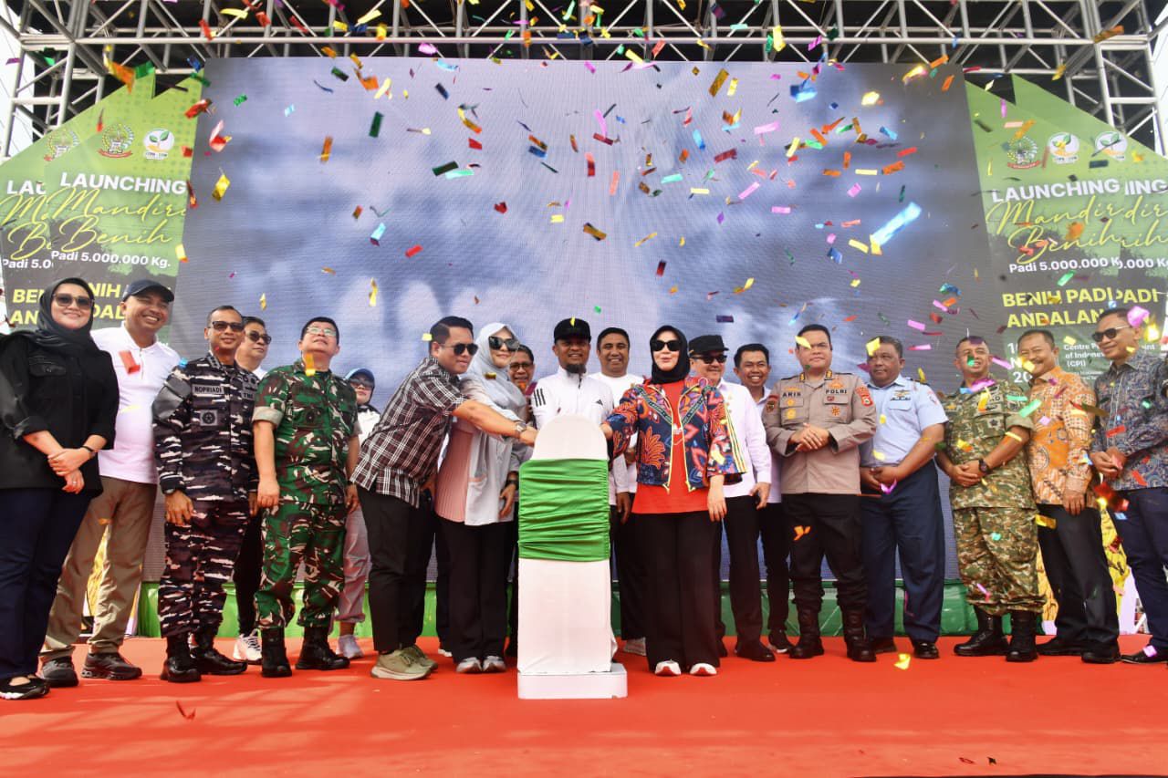 Resmi Diluncurkan, Gubernur Andi Sudirman Salurkan 5 Juta Kg Benih Padi Unggul untuk Petani se-Sulsel