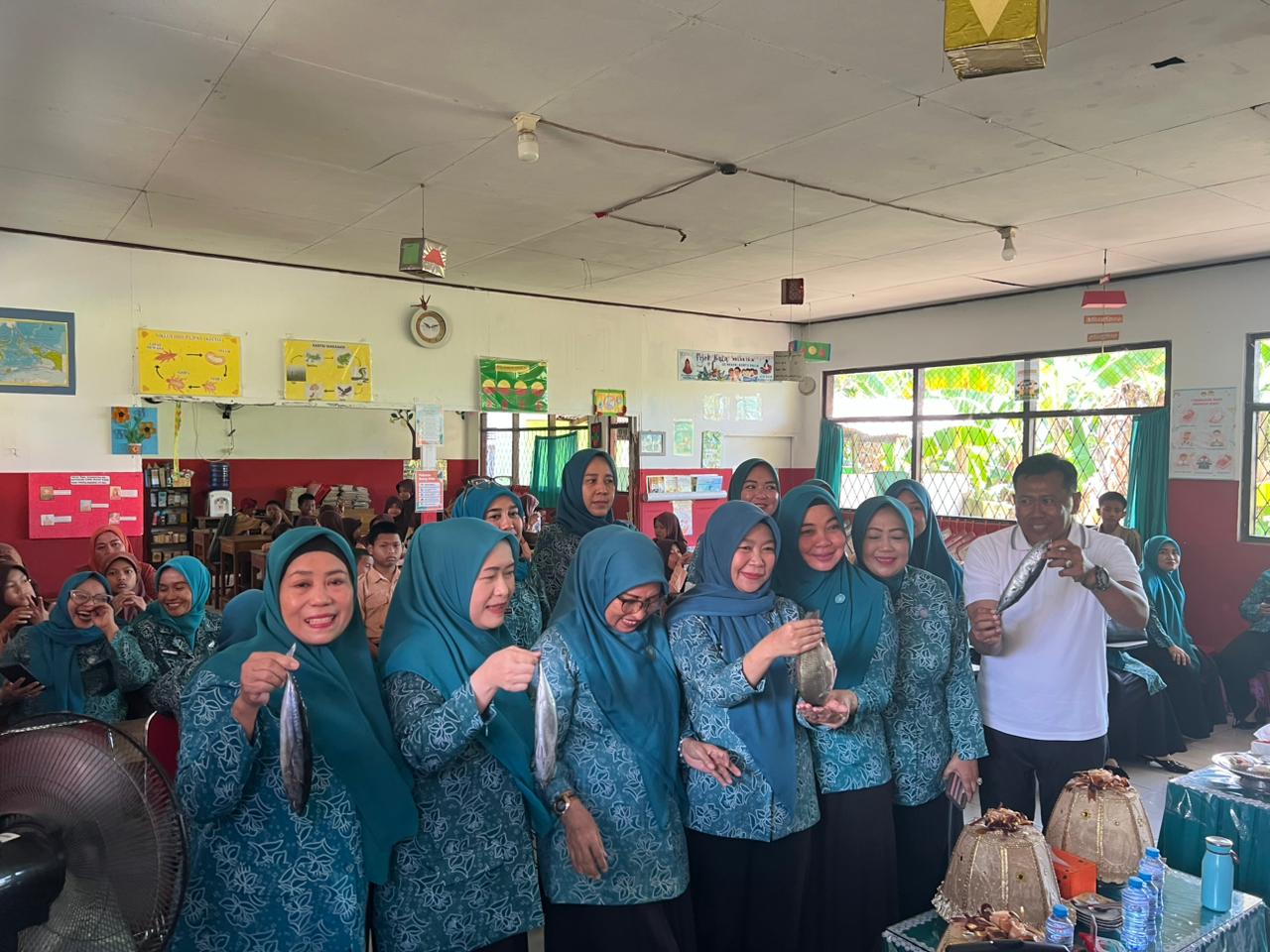 PKK dan DKP Sulsel Edukasi Pelajar Gowa untuk Gemar Makan Ikan, Bagikan 150 Kg Ikan dan Olahan Bergizi