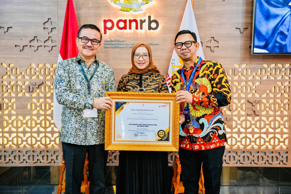 Sekda Sulsel Terima Penghargaan OPSI KemenPAN-RB, Pemprov Sulsel Unggul Bidang Pelestarian Lingkungan Laut