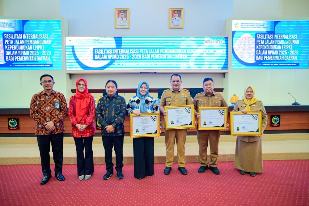 Wagub Sulsel Terima Penghargaan BKKBN atas Dukungan Bangga Kencana