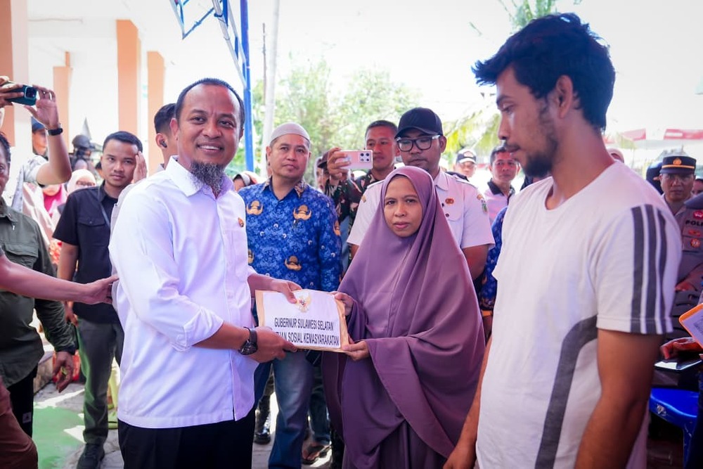 Gubernur Sulsel Andi Sudirman Sulaiman Serahkan Bantuan Korban Puting Beliung di Jampue Pinrang