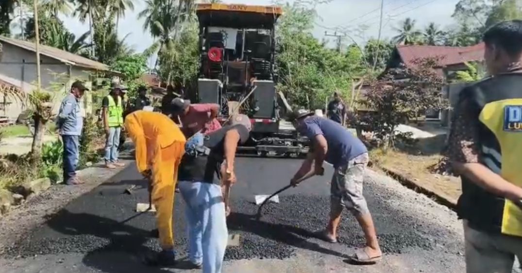 Jalan Rusak 20 Tahun Akhirnya Diperbaiki, Bupati Lutra: Terima Kasih Atas Bantuan dari Bapak Gubernur Sulsel