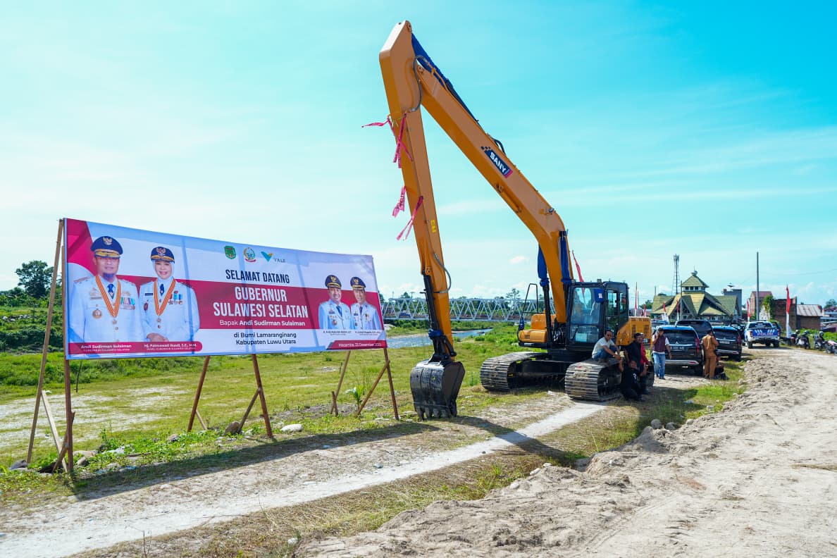 Gubernur Sulsel Serahkan Excavator Long Arm CSR PT Vale untuk Normalisasi Sungai Masamba