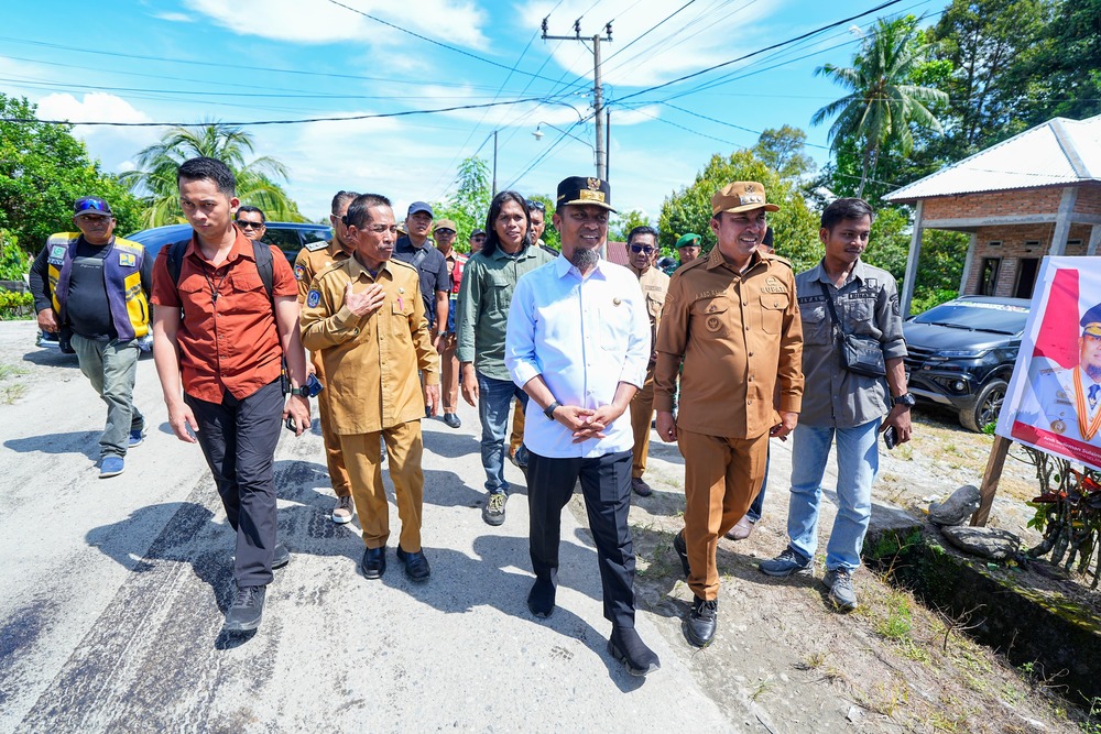 Gubernur Sulsel Tinjau Pengaspalan Jalan Baliase–Pombakka di Luwu Utara, Dikerjakan Setelah 20 Tahun Penantian Masyarakat