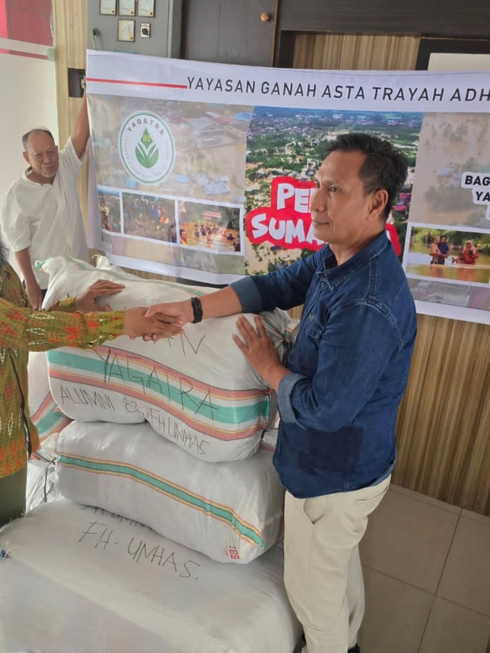 Gubernur Sulsel Terima Bantuan Yagatra Alumni FH Unhas 83 untuk Korban Bencana Aceh Tamiang