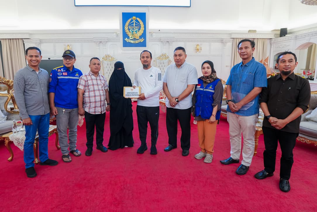 Gubernur Sulsel Serahkan Bantuan kepada Keluarga Korban Kapal Tenggelam di Pangkep