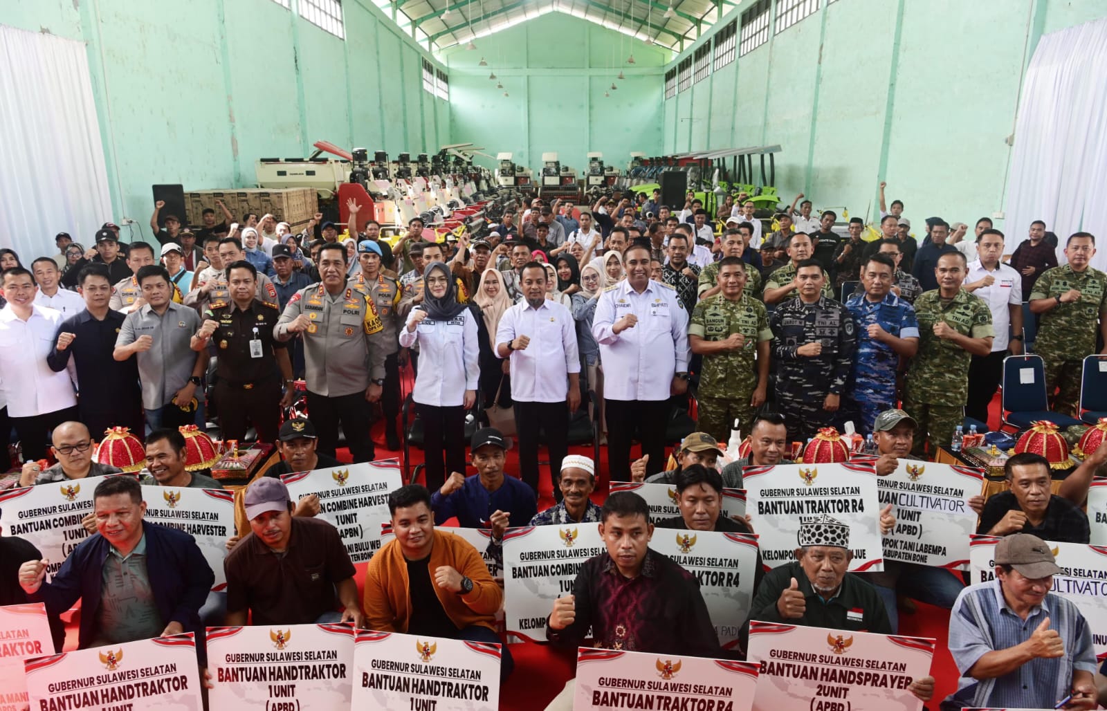812 Kelompok Tani Sulsel Terima Alsintan, Gubernur Sulsel: untuk Wujudkan Swasembada Pangan